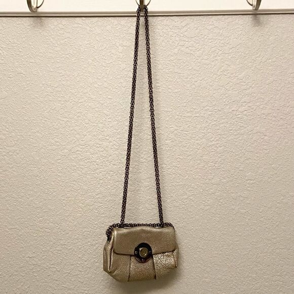 Henri Bendel silver metallic embossed leather pleated chain strap medallion bag - Picture 6 of 12